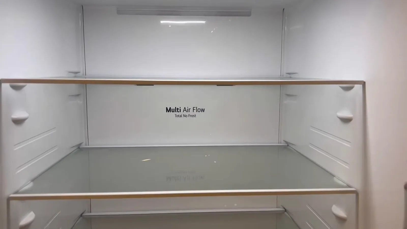 Interior iluminado do refrigerador com prateleiras de vidro ajustáveis