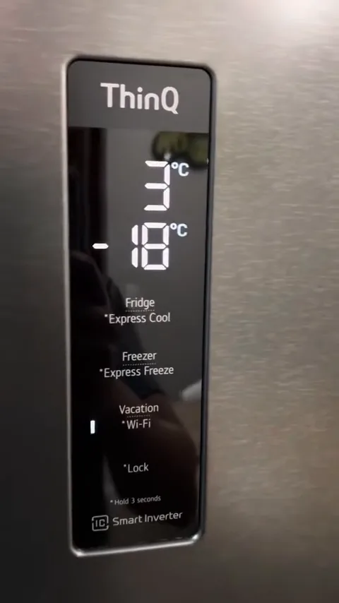 Painel digital sensível ao toque controlando a temperatura da geladeira