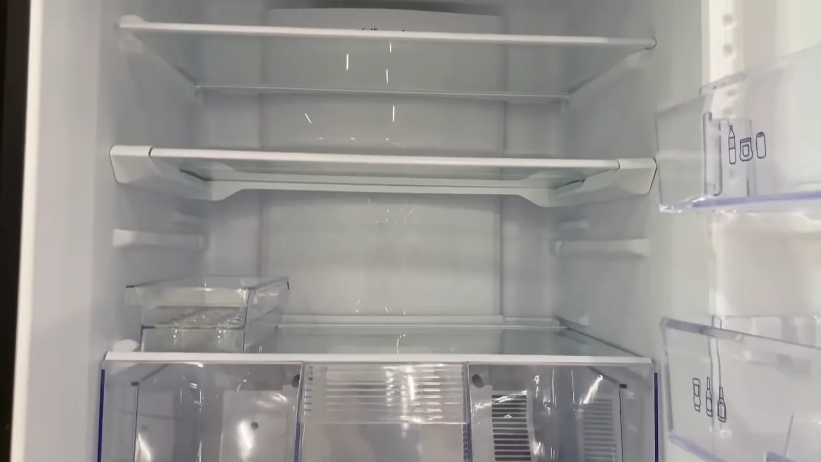 Prateleiras de vidro temperado e espaços internos ajustáveis da geladeira