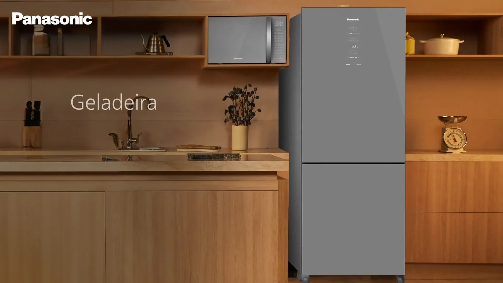 Geladeira inverse Panasonic com acabamento espelhado instalada na cozinha