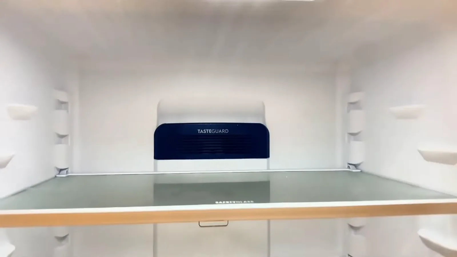 Prateleiras de vidro temperado no refrigerador da geladeira Electrolux IB7S