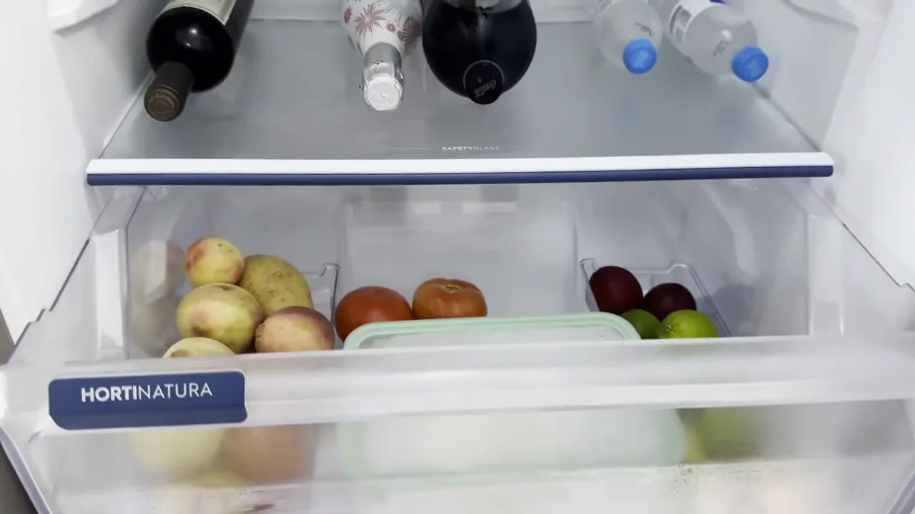 Abertura da gaveta HortiNatura para armazenar vegetais e frutas frescas