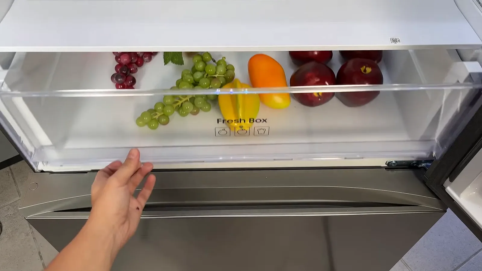 Gaveta de frutas e legumes com amplo espaço e divisória