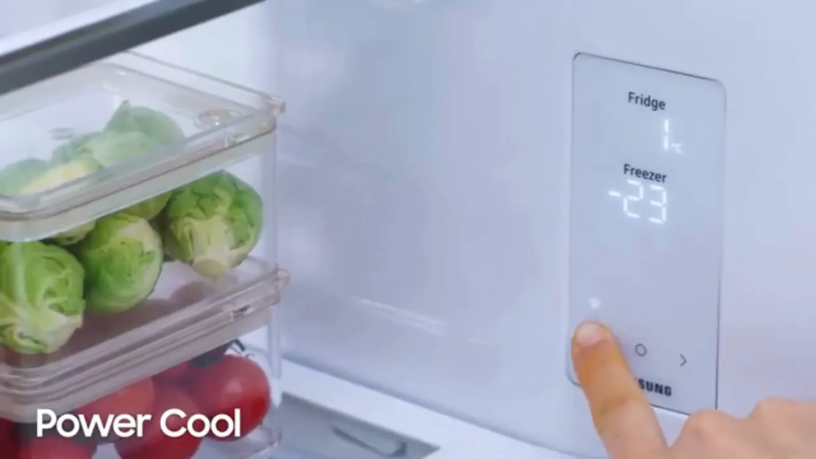 Ajuste de temperatura e modo Power Cool no painel digital interno