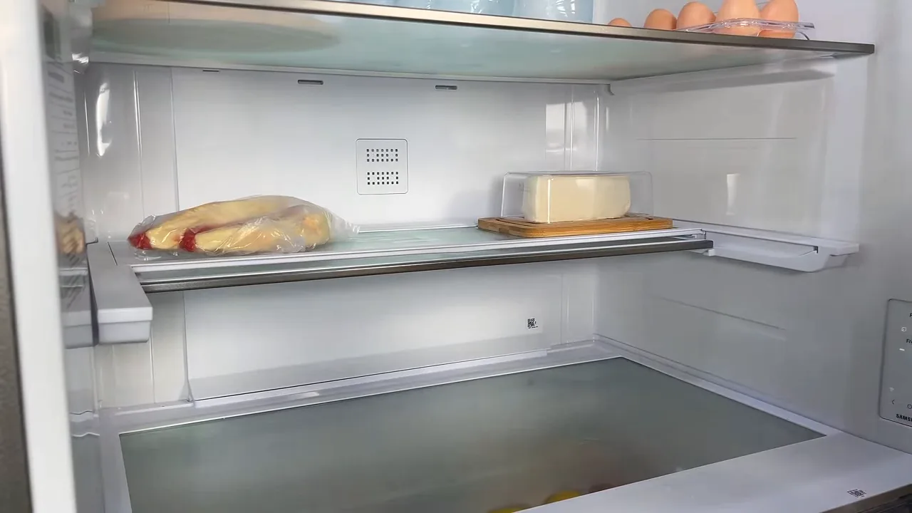 Ajuste da prateleira retrátil para posicionar garrafas altas no refrigerador