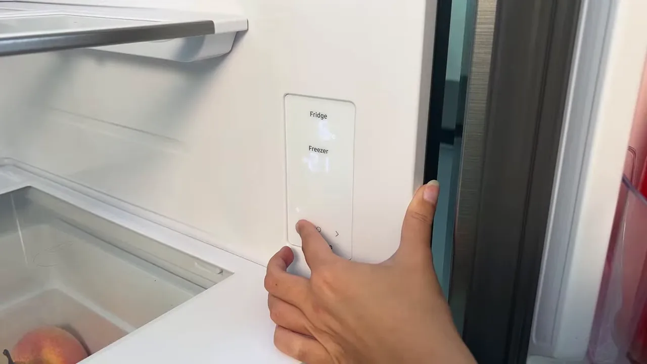 Ajustando as temperaturas do refrigerador e freezer no painel digital interno