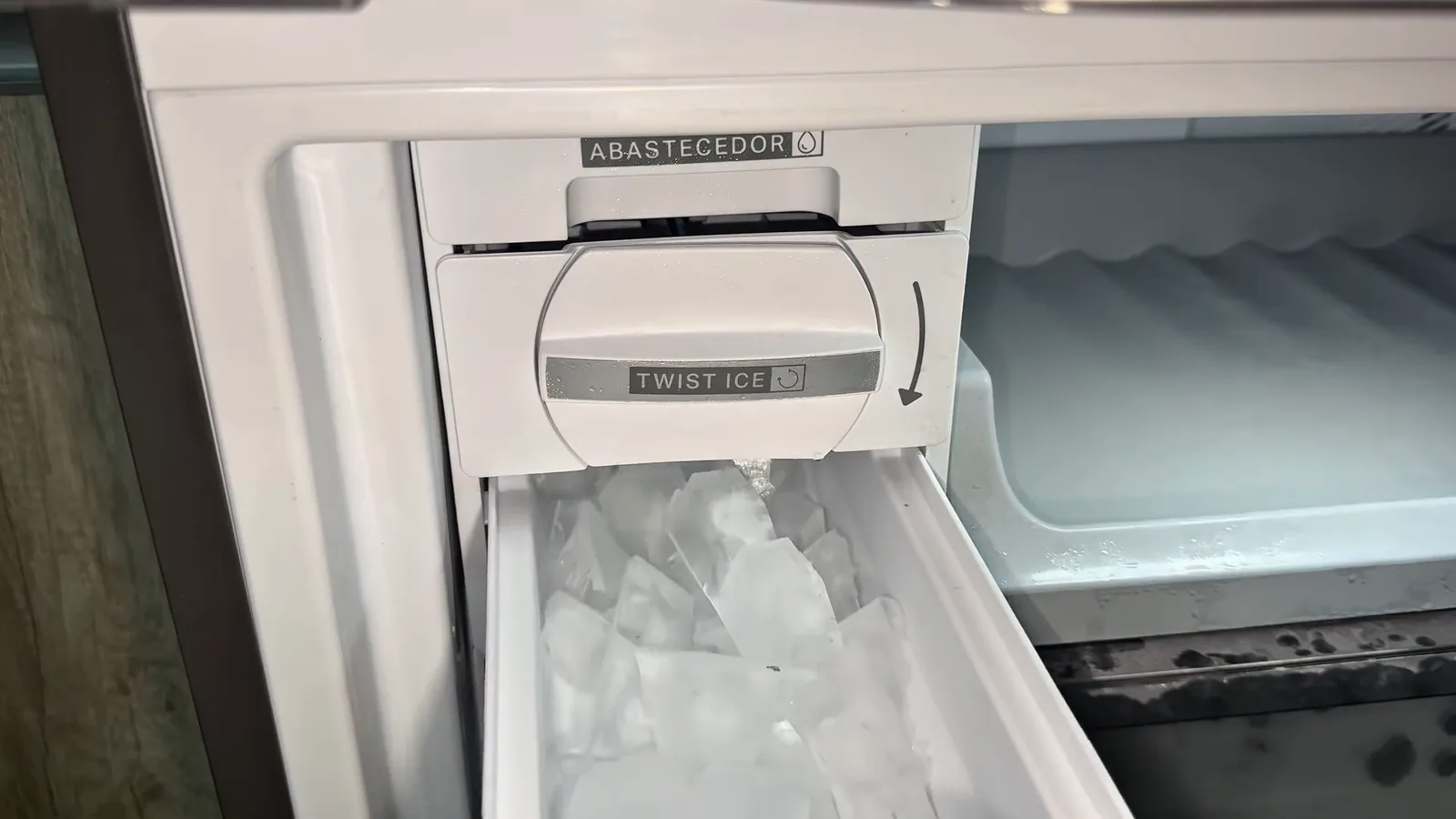 Gaveta do sistema Twist Ice abastecida com pedras de gelo prontas