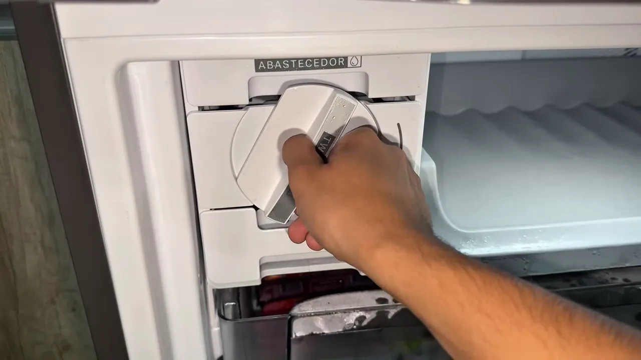 Mecanismo Twist Ice girado para descarregar cubos de gelo na gaveta