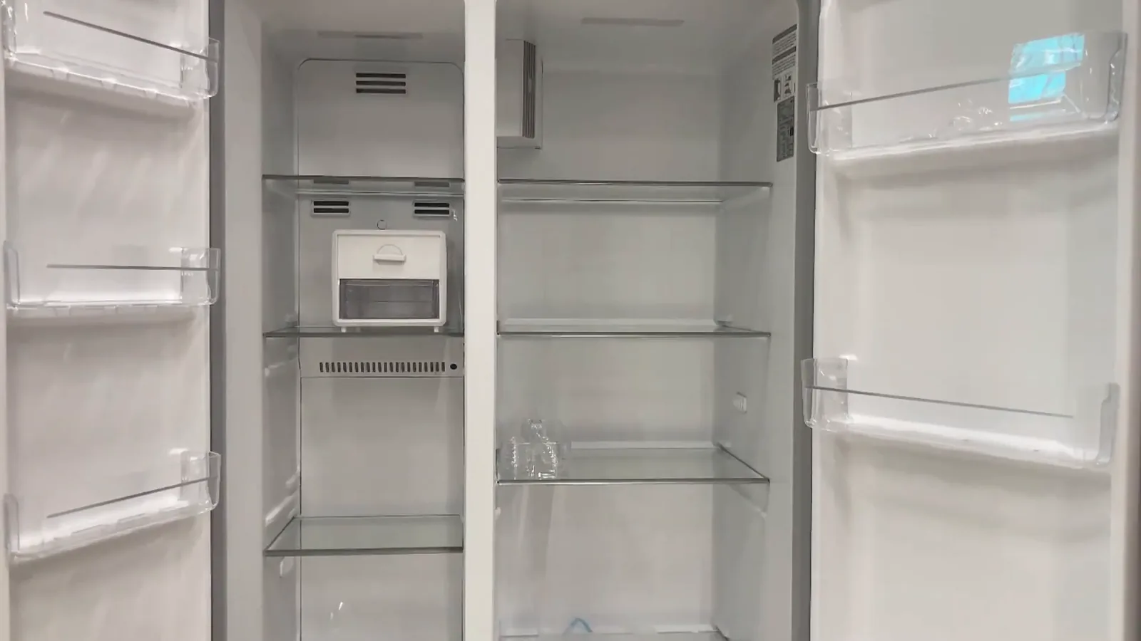 Compartimentos internos abertos do refrigerador e freezer da Electrolux IS4S