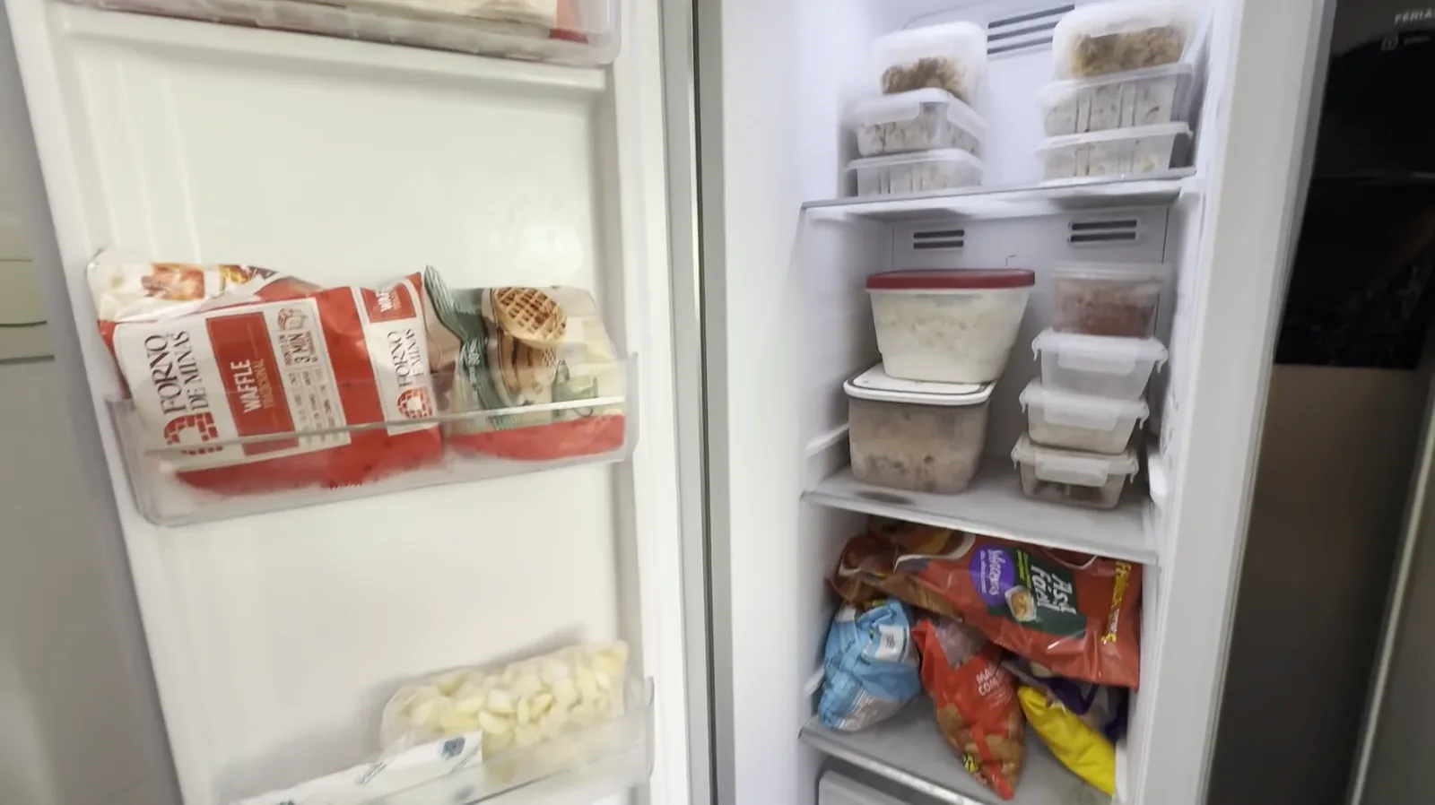 Freezer vertical da geladeira side by side com prateleiras bem aproveitadas