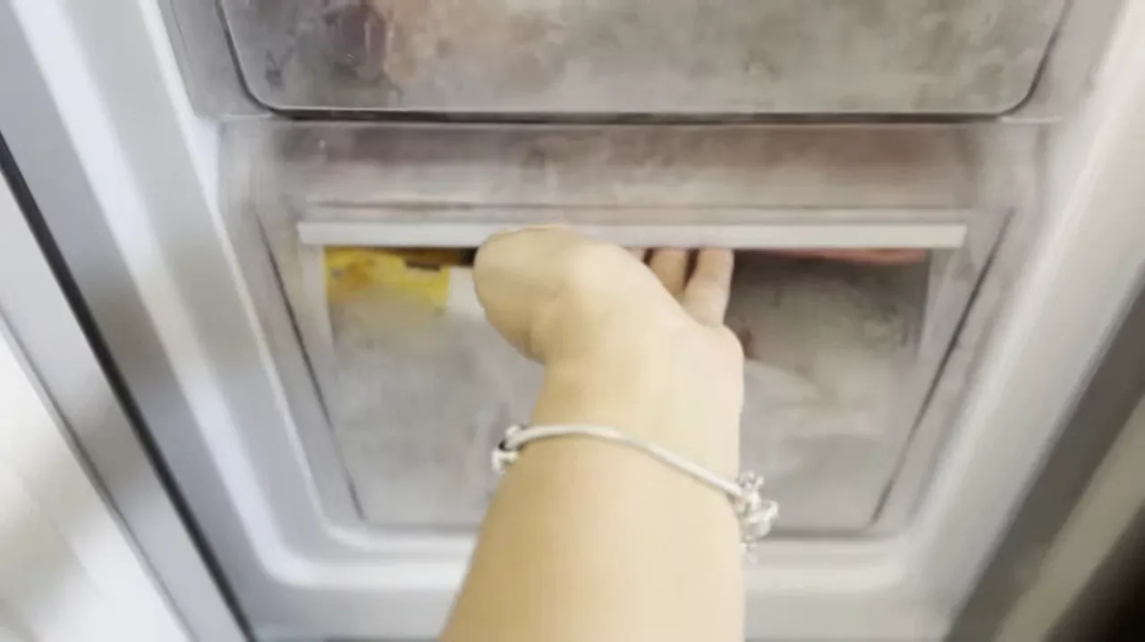 Abertura das gavetas do freezer para armazenar carnes congeladas