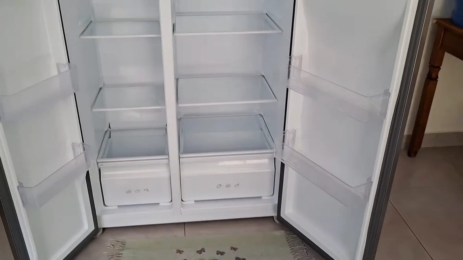 Interior amplo com compartimentos do freezer e refrigerador abertos