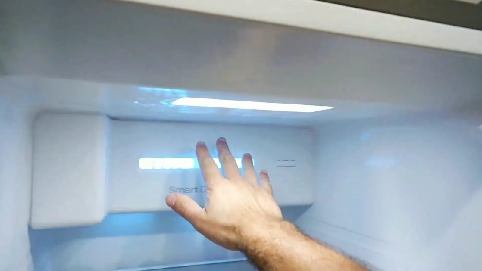 Sistema de ventilação Smart Cooling iluminado no interior do refrigerador