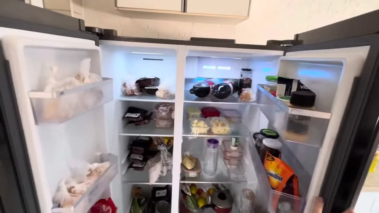 Abertura simultânea das portas do refrigerador e freezer side by side