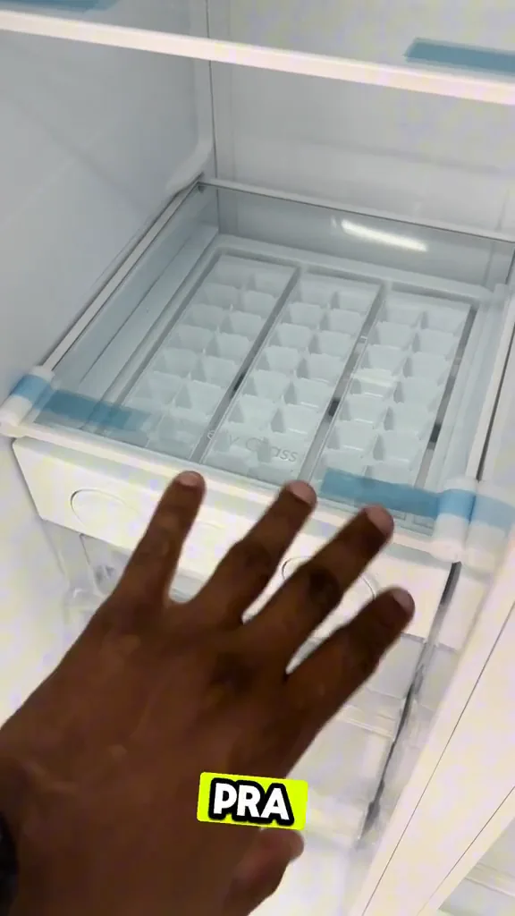 Fabricador de gelo com sistema giratório integrado no congelador