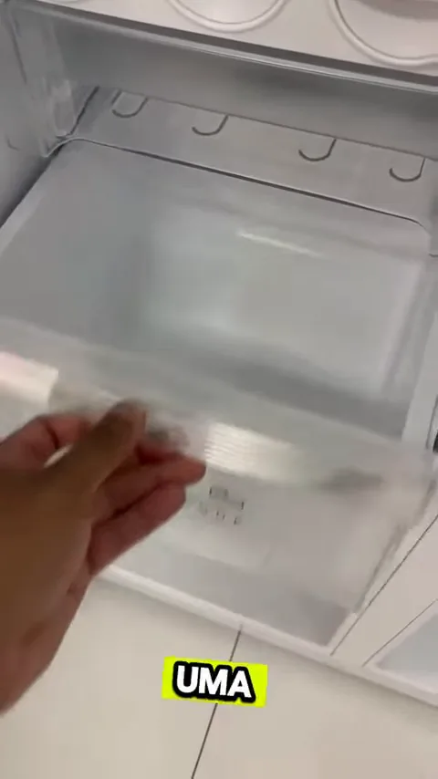 Abertura das gavetas do freezer revelando o espaço interno