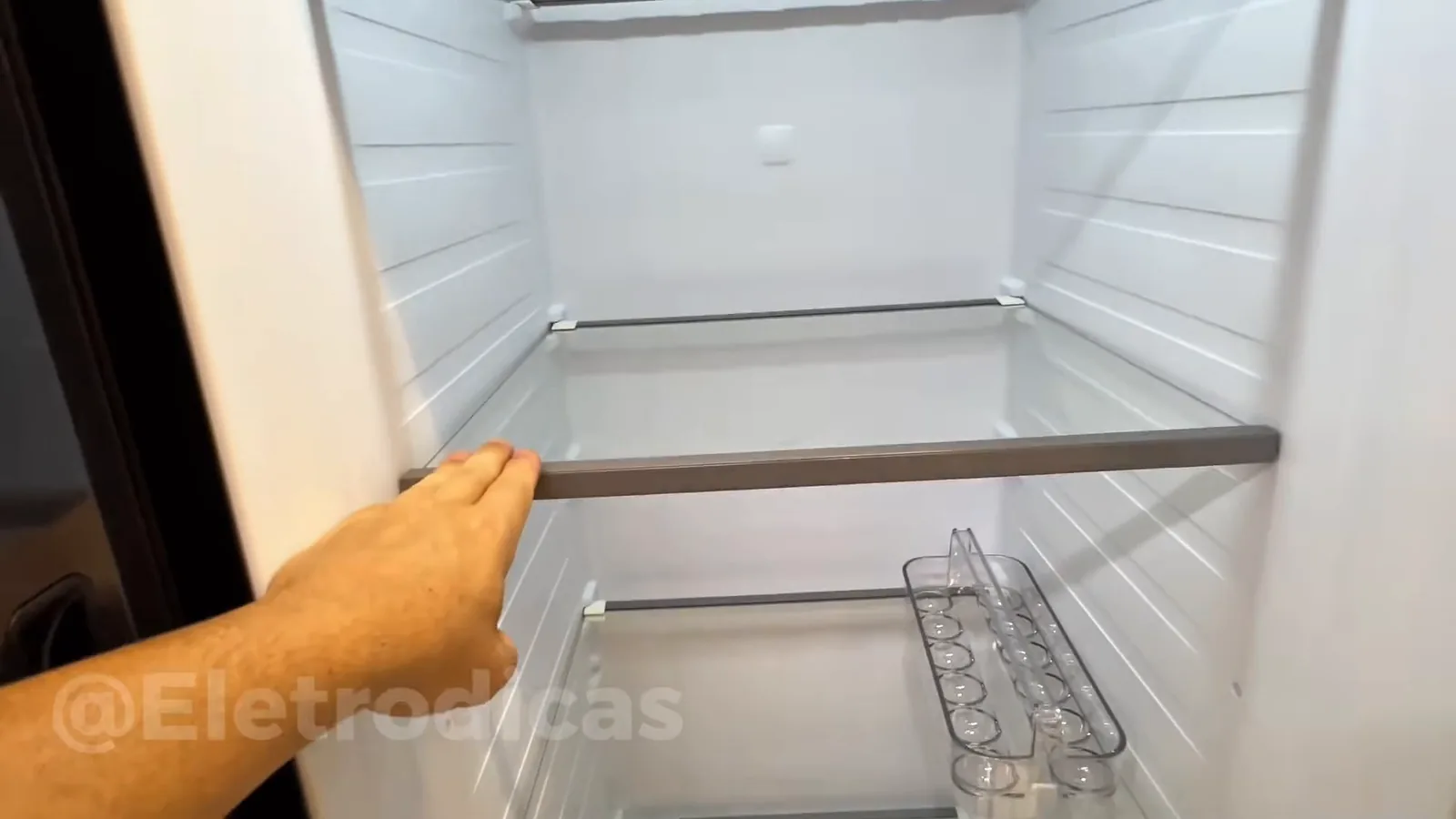 Prateleiras de vidro temperado no interior do refrigerador Electrolux