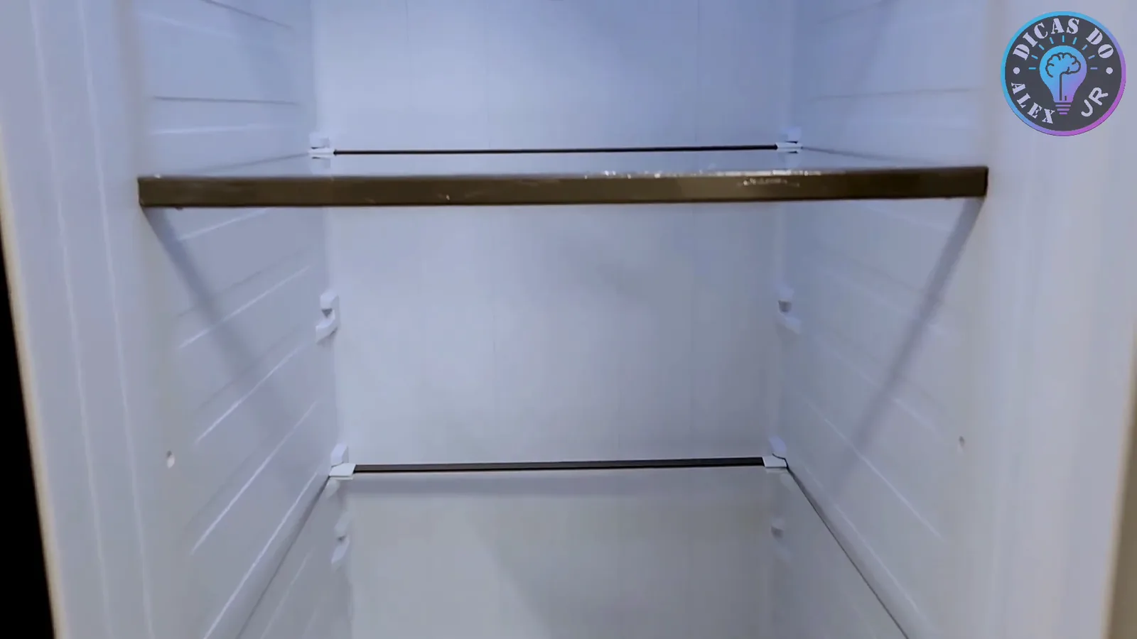 Prateleiras de vidro temperado no compartimento refrigerador da geladeira