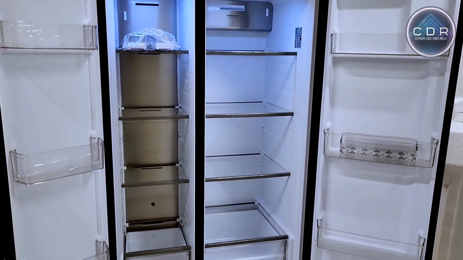 Compartimentos internos do refrigerador e freezer com iluminação LED