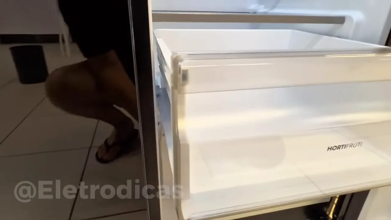 Abertura e manuseio das gavetas hortifruti no refrigerador