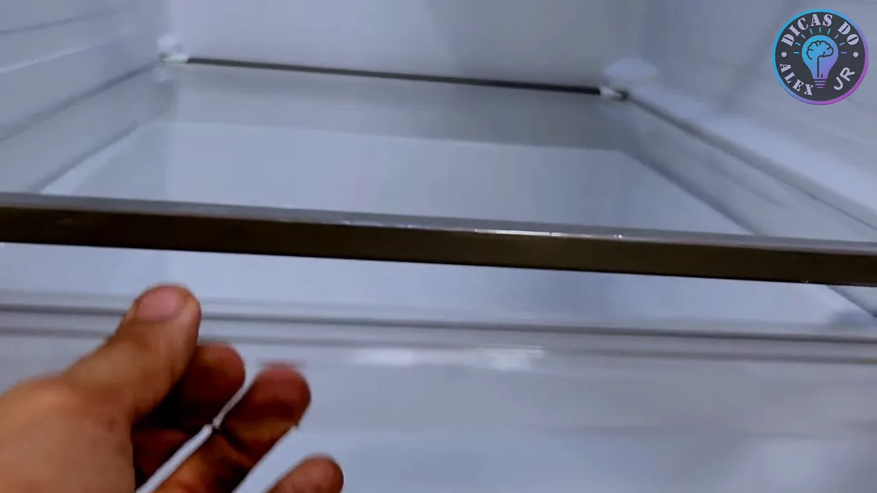 Abertura e fechamento da gaveta de legumes no compartimento refrigerador