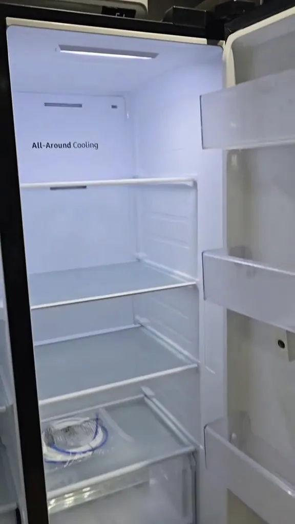 Interior do refrigerador com prateleiras de vidro e sistema de refrigeração uniforme