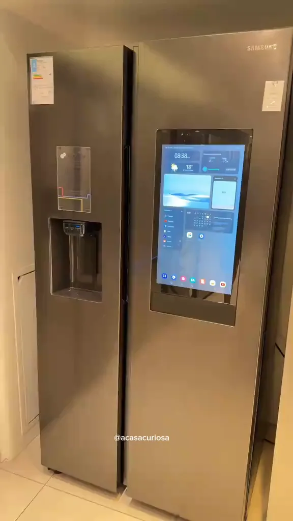 Geladeira Samsung Family Hub com tela interativa e dispenser externo