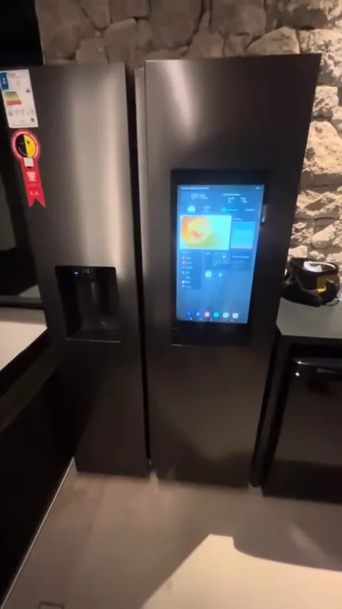 Geladeira Samsung Family Hub com tela sensível ao toque na porta