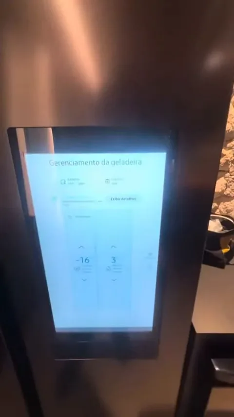Navegação pelos menus inteligentes na tela digital da geladeira