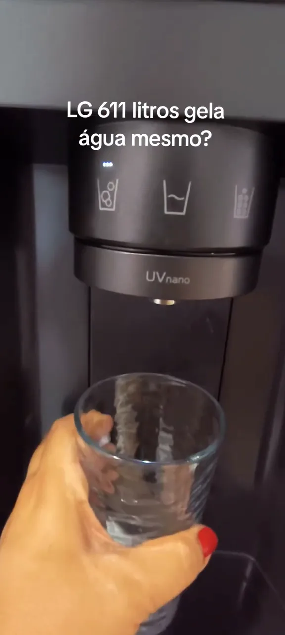 Dispenser automático liberando cubos de gelo diretamente no copo