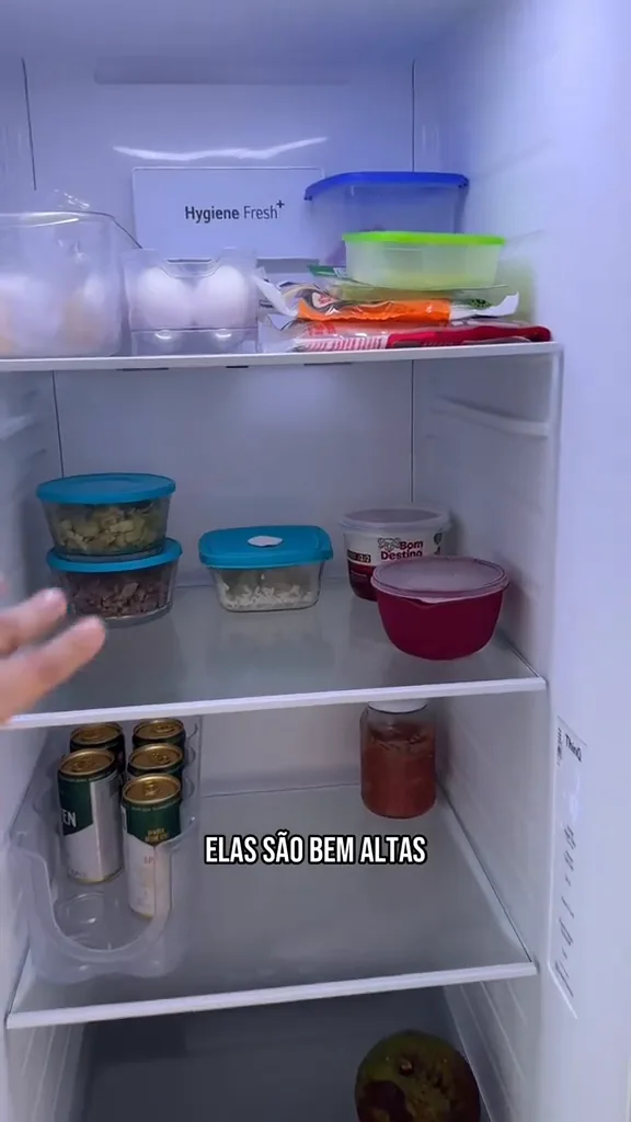 Prateleiras do refrigerador organizadas com alimentos e bebidas