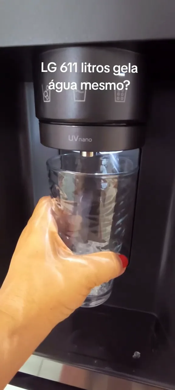 Saída de gelo triturado pelo dispenser UVnano na porta
