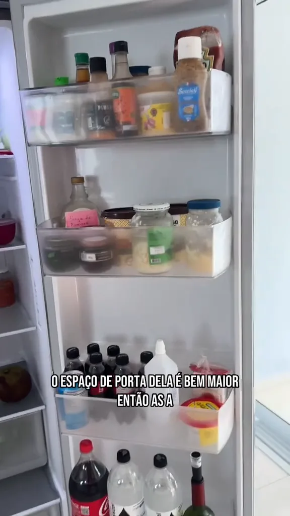 Porta espaçosa acomoda diversos molhos e garrafas com segurança