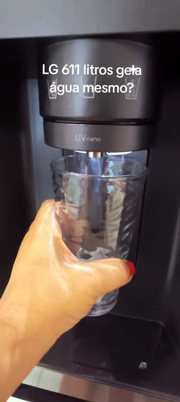 Dispenser da geladeira triturando e servindo gelo no copo