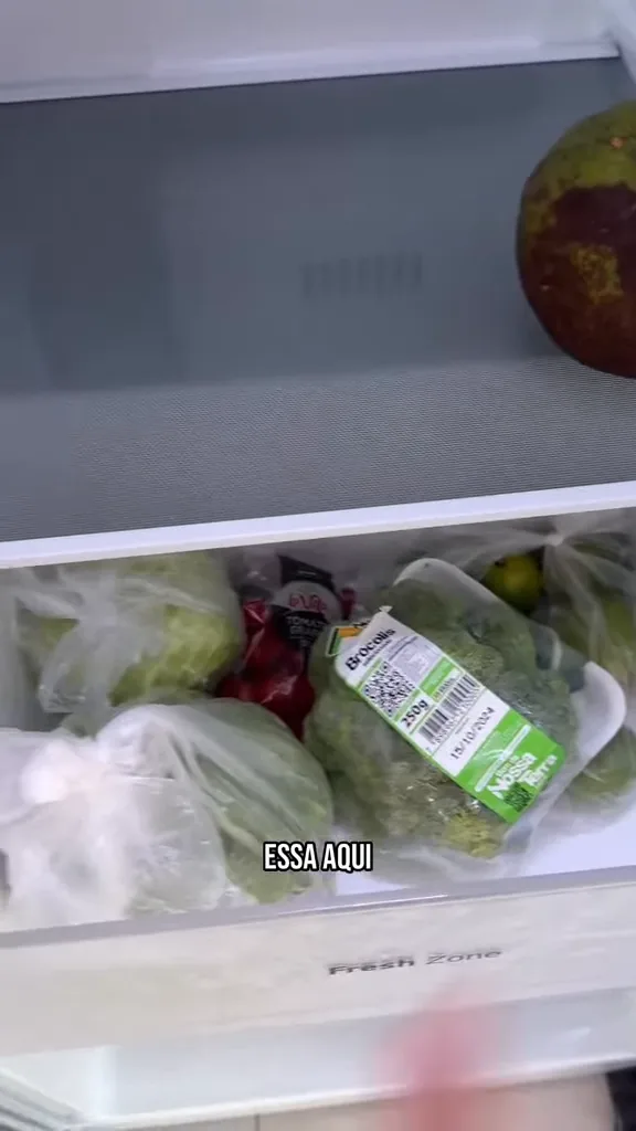 Gaveta Fresh Zone aberta para armazenar verduras e legumes frescos