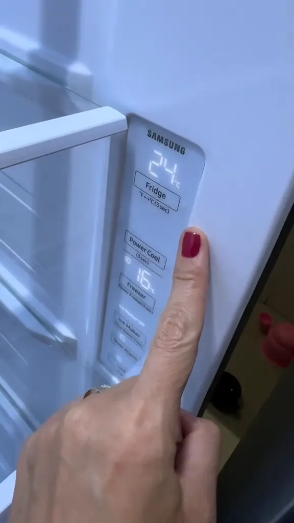 Painel de controle digital interno ajustando a temperatura do refrigerador Samsung