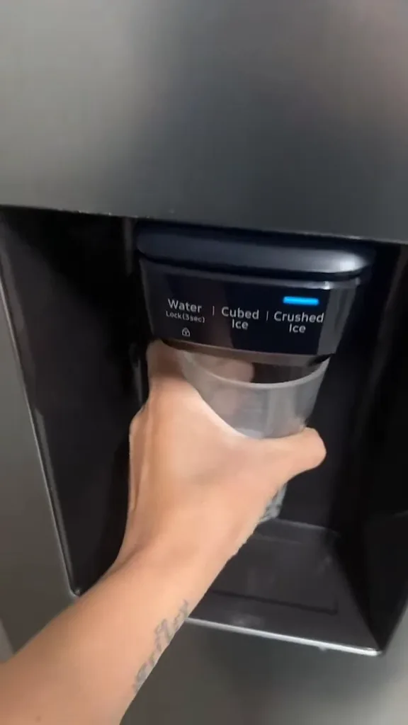 Dispenser da geladeira Samsung liberando gelo triturado no copo
