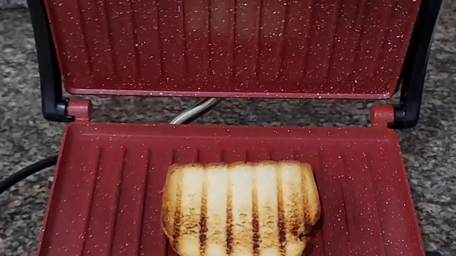 Fatia de pão tostada com marcas da grelha na chapa aquecida