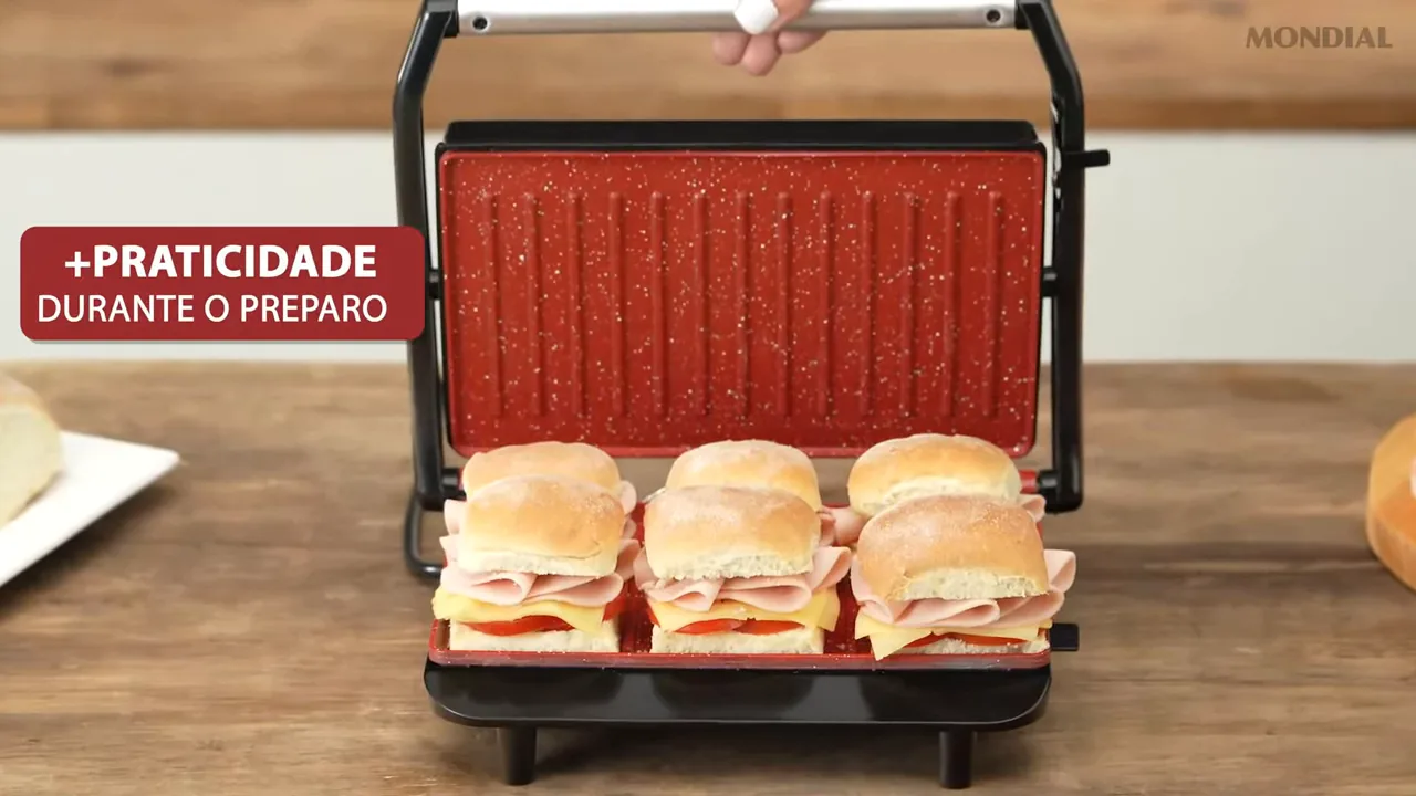 Fechamento da tampa articulada prensando os sanduíches no grill
