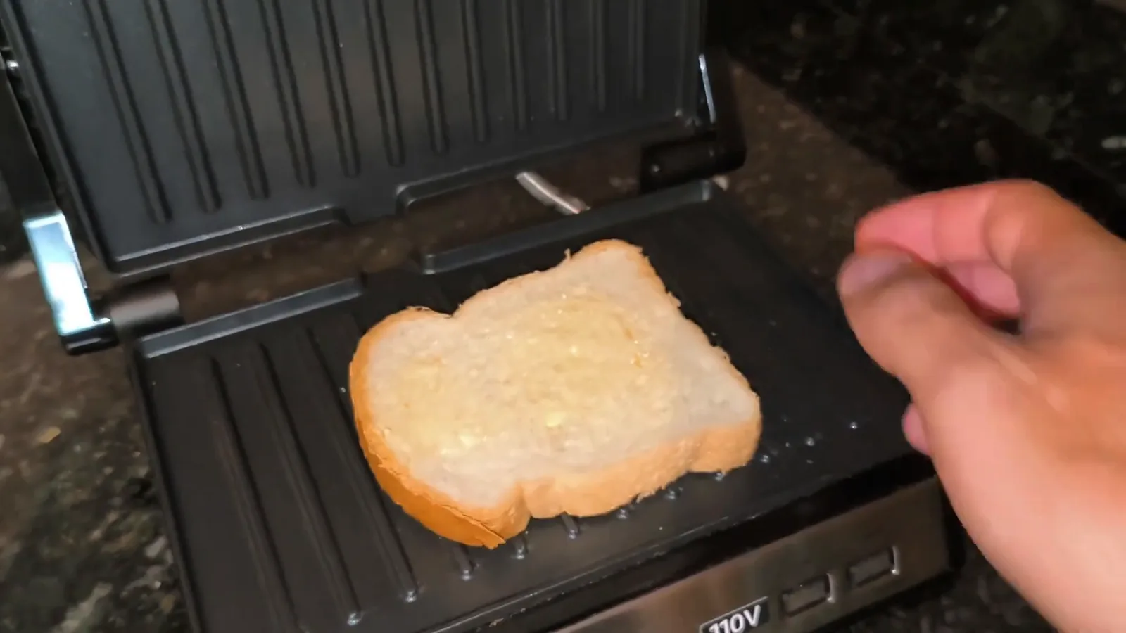 Fatia de pão colocada sobre a chapa do grill elétrico Philco