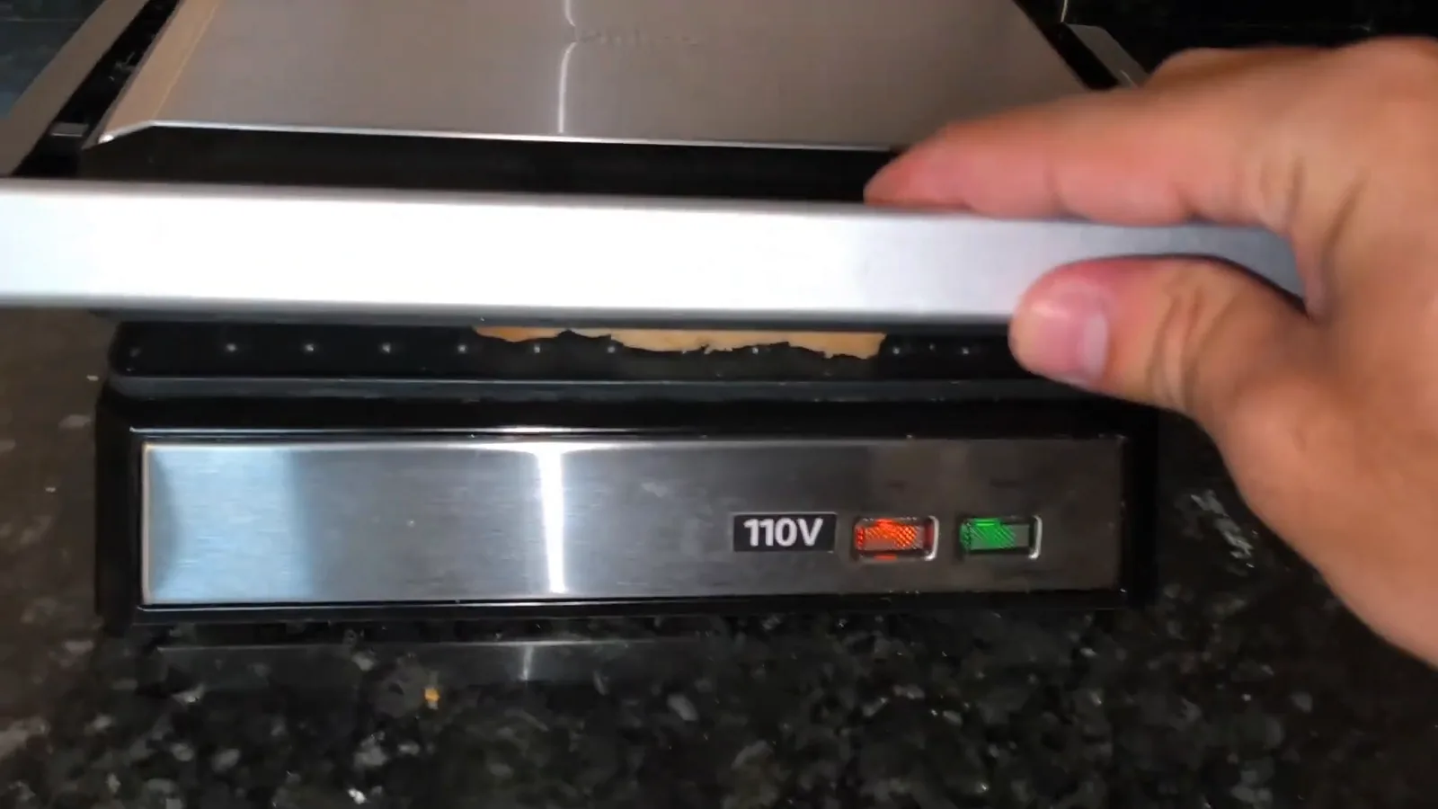 Grill elétrico Philco tostando pão com luzes indicadoras em funcionamento
