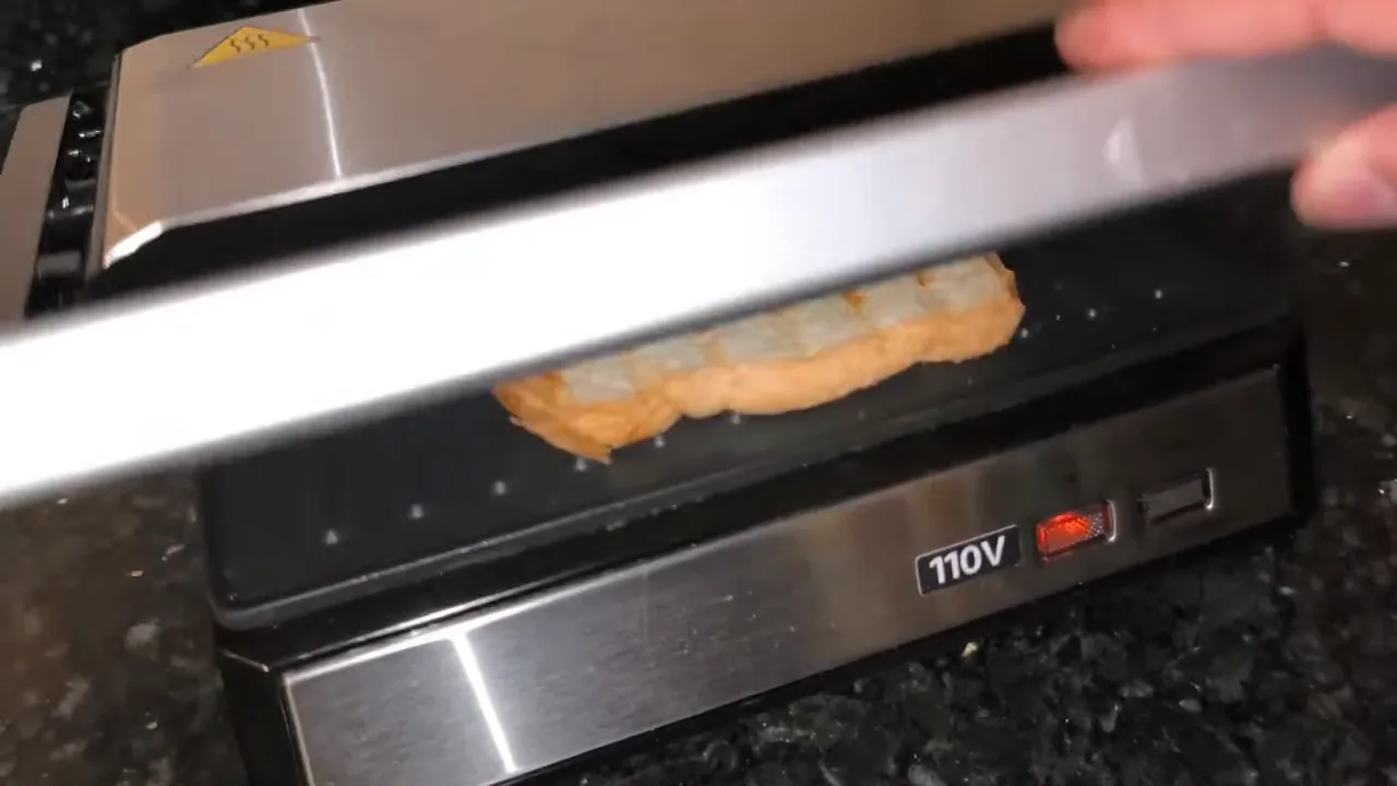 Abertura do grill elétrico Philco mostrando o pão tostado