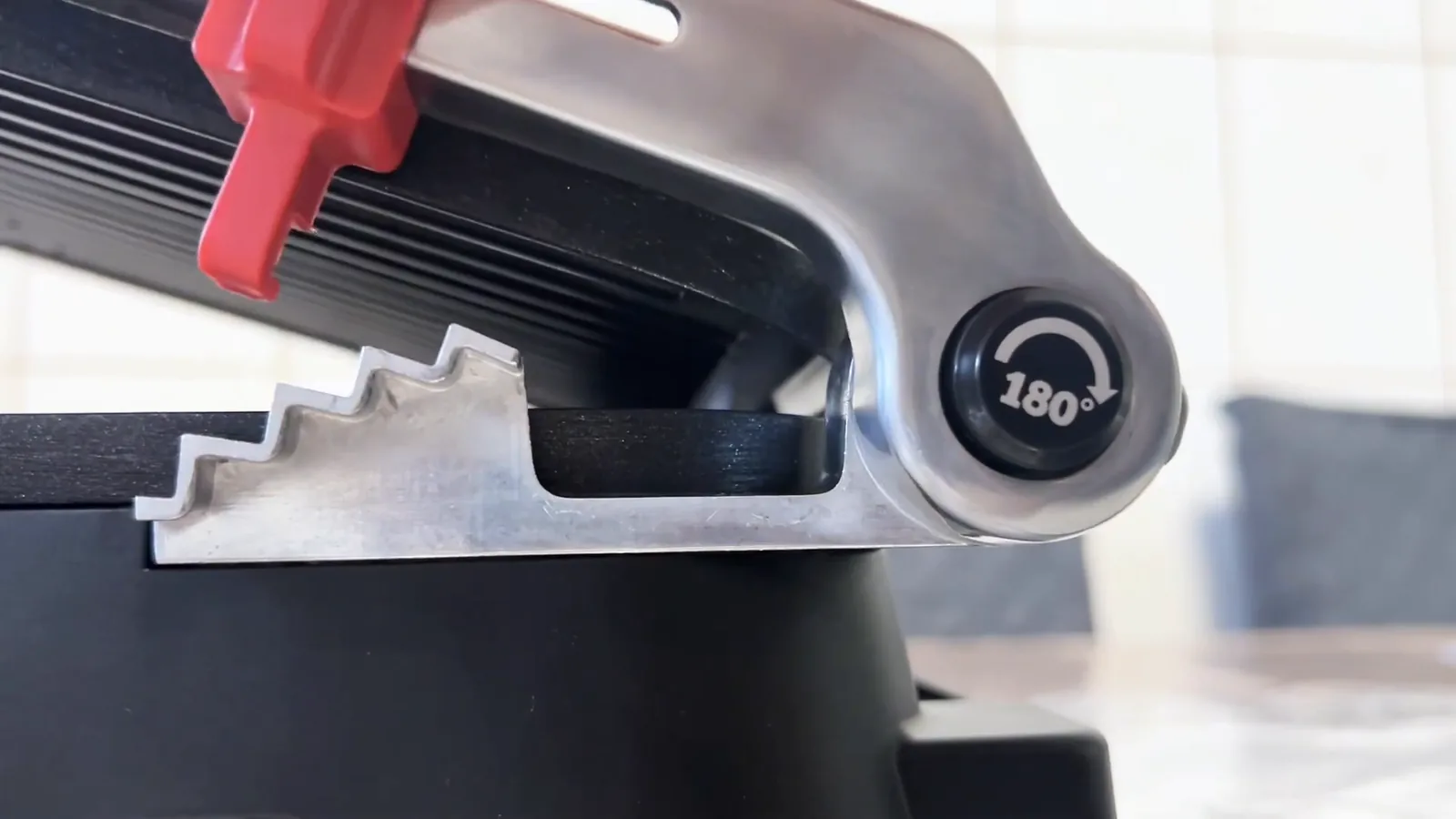 Ajuste manual da trava de altura do grill elétrico Oster
