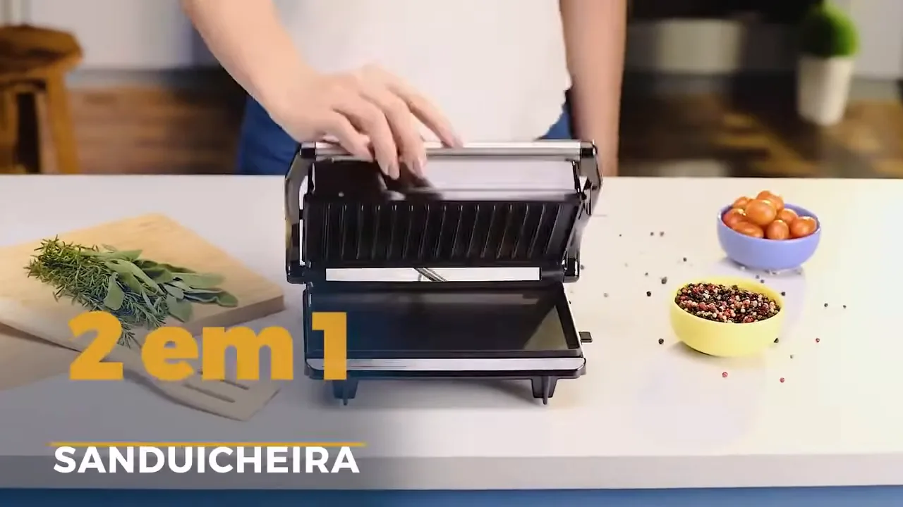 Grill elétrico prensando sanduíche recheado entre as placas