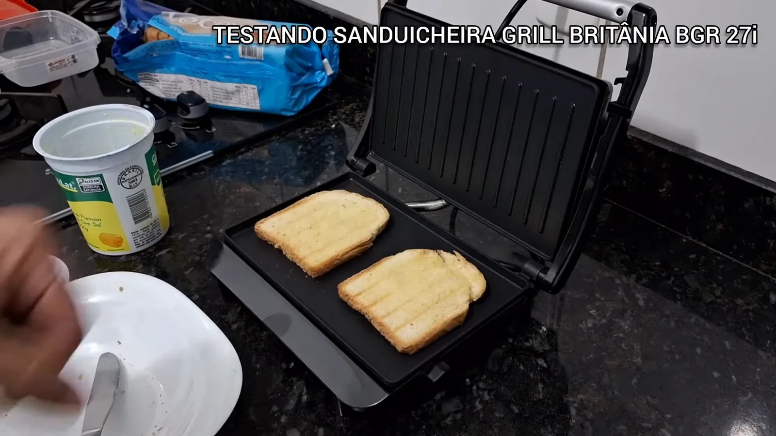 Grill Britânia BGR27I tostando duas fatias de pão de forma