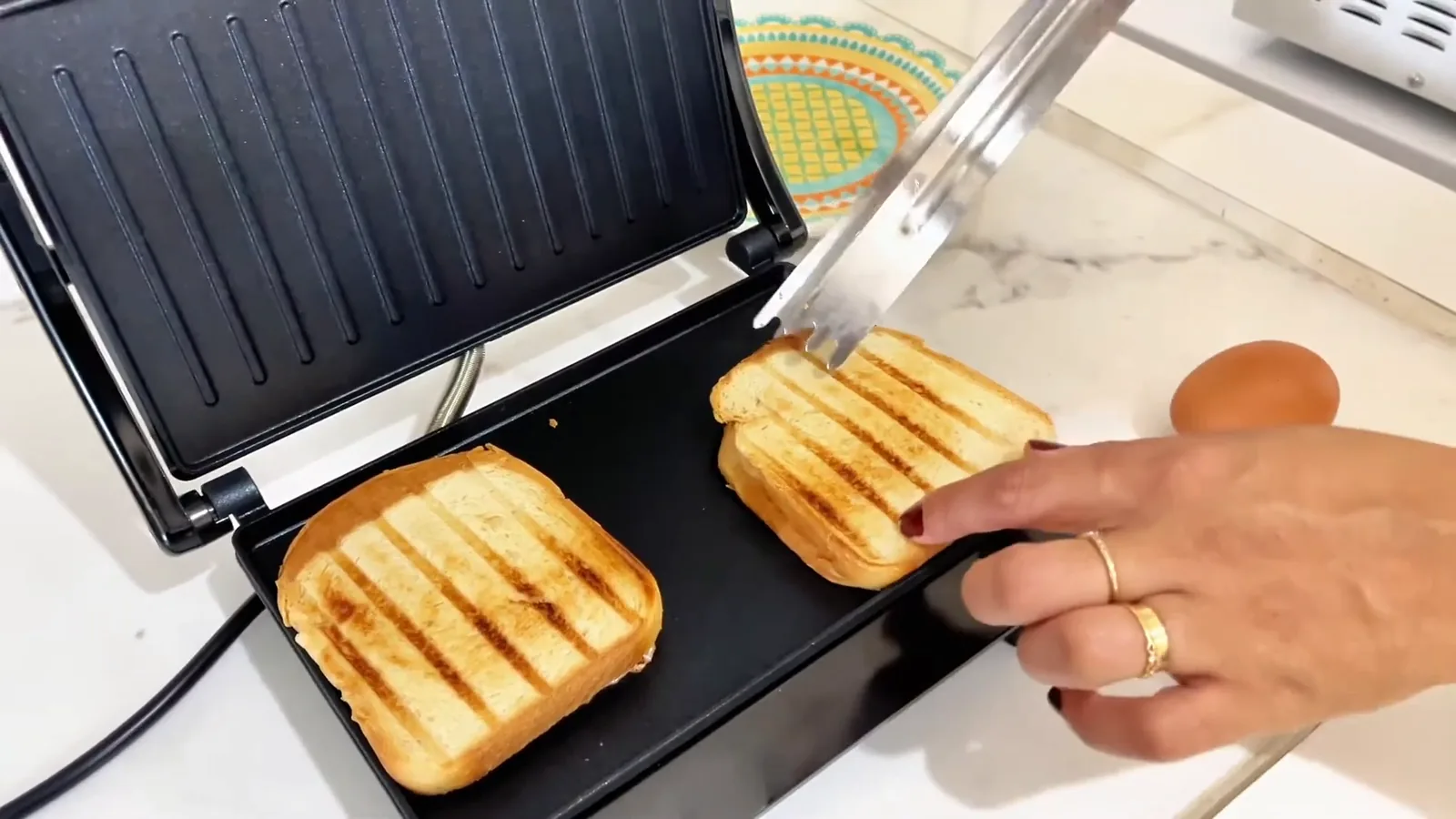 Remoção de pão tostado da chapa do grill elétrico
