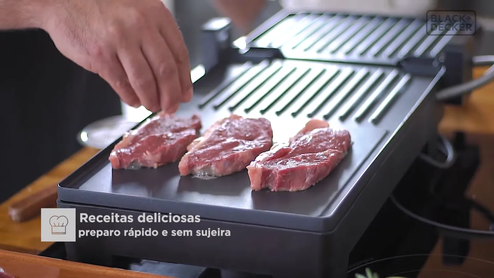 Bifes sendo temperados na chapa do grill elétrico Black+Decker