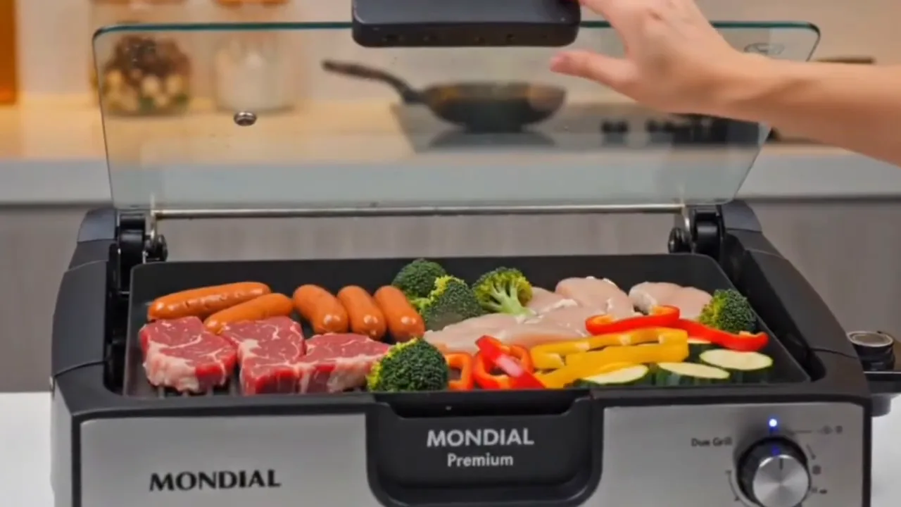 Grill elétrico com carnes e legumes grelhando na chapa mista