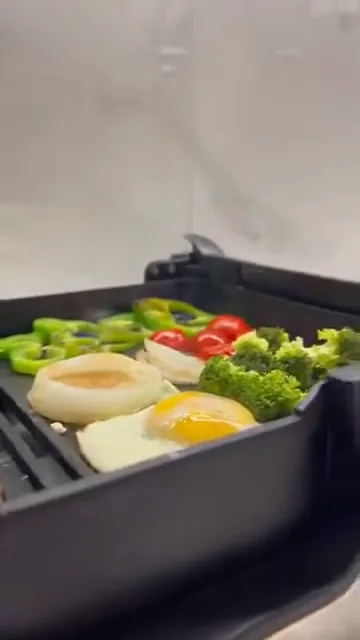 Alimentos grelhando na chapa lisa e ondulada do grill elétrico