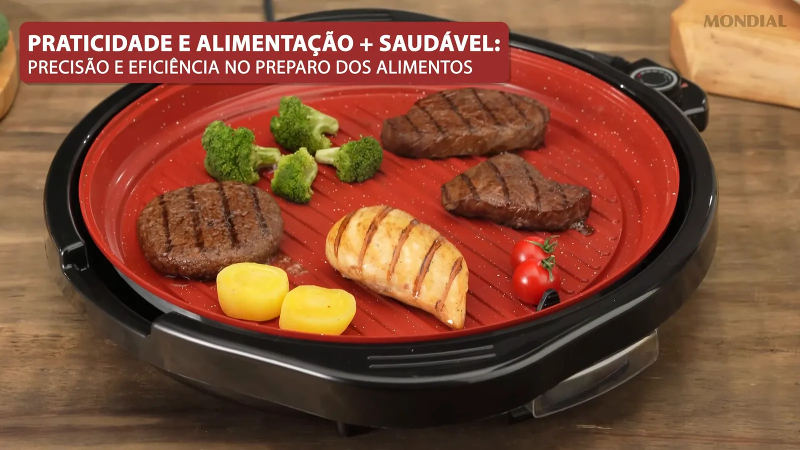 Alimentos grelhando na ampla superfície circular com revestimento antiaderente